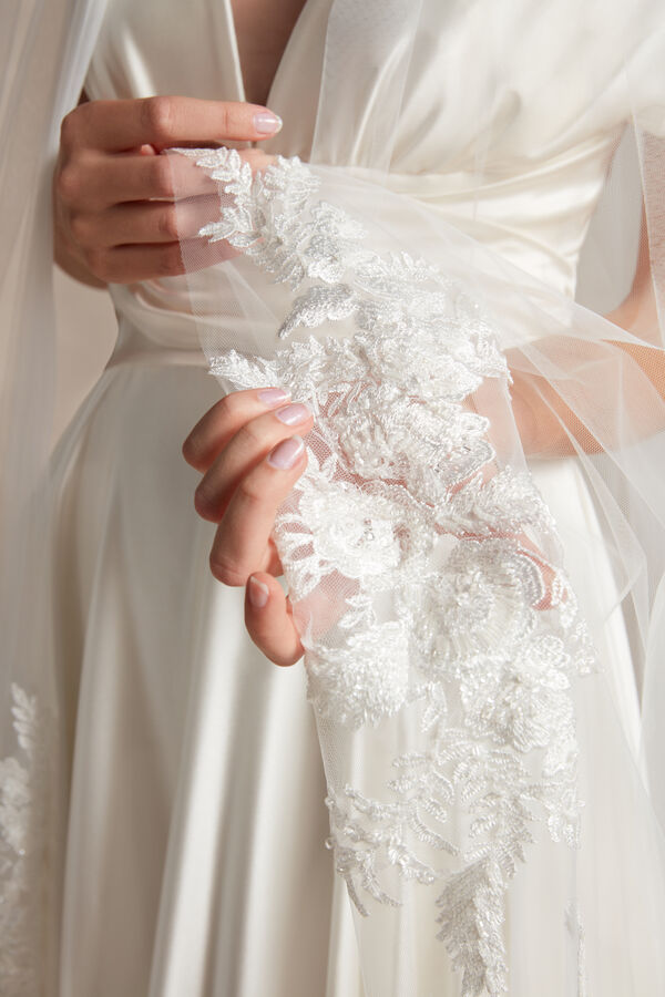Tulle veil with floral lace edging