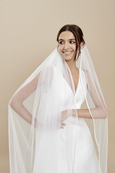 Soft tulle veil with a thin silk organza edge