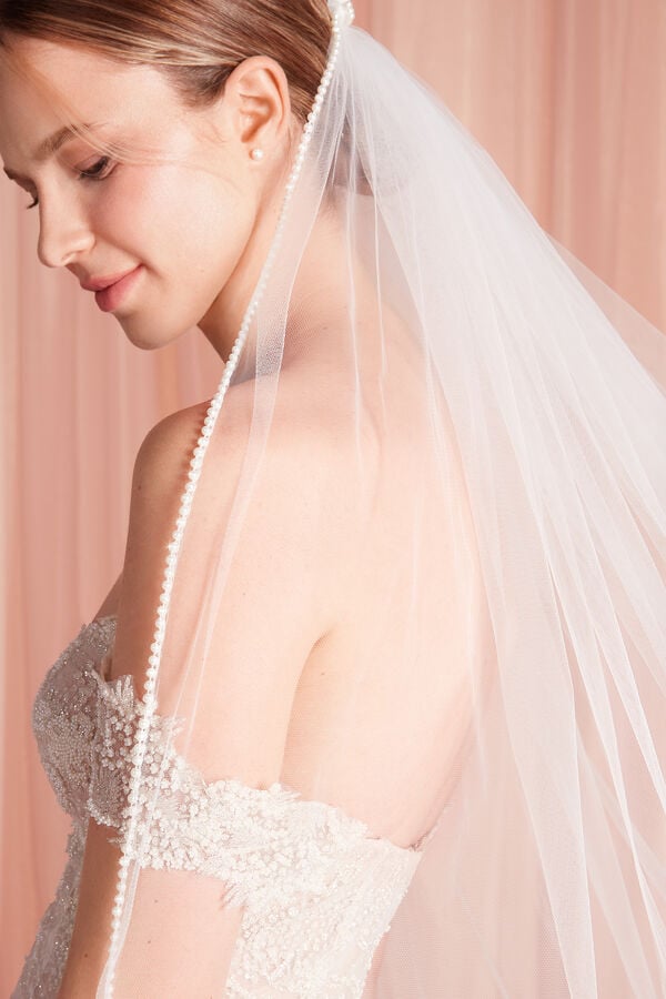 Veil with pearls