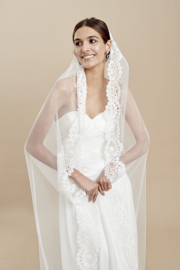Oval cut tulle veil with a luxurious embroidered edge