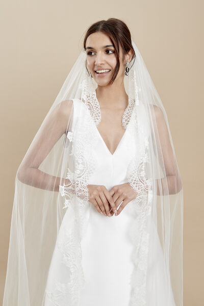Tulle veil with a delicate lace edge and lace embellishments at the hem