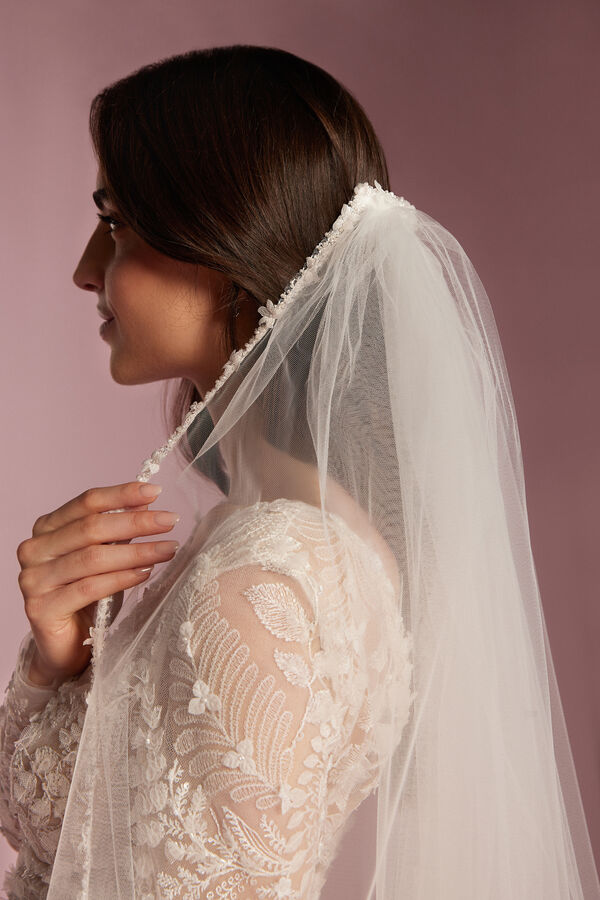 Veil with flower embroidery