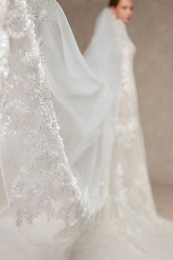 Tulle veil with lace edging