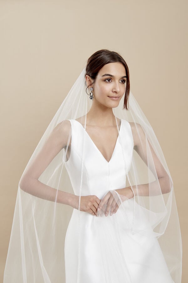 Tulle veil with a thin and radiant embroidered edge