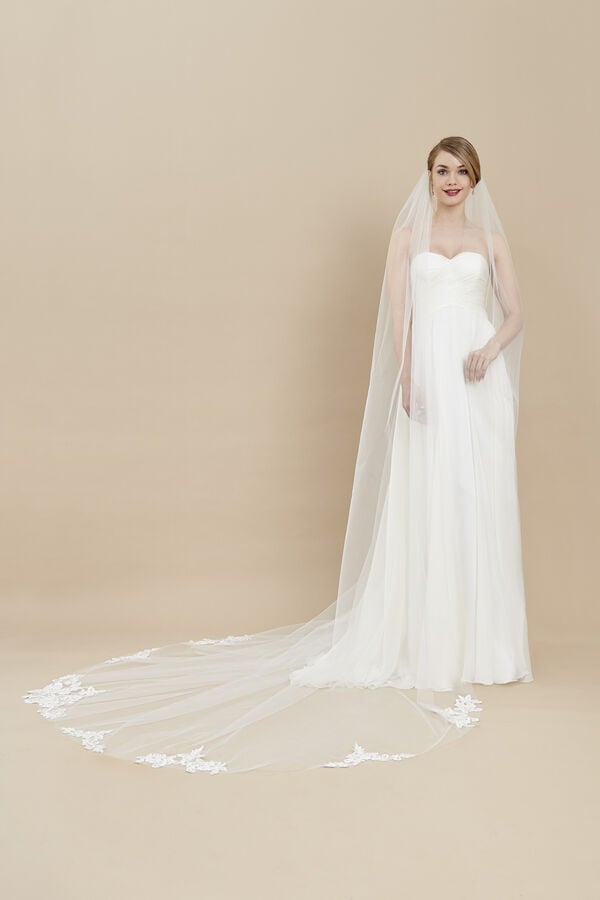 Tulle veil embellished with rebrodè lace motifs