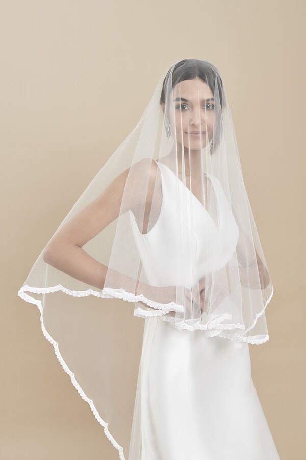 Tulle veil edged with a delicate embroidered hood
