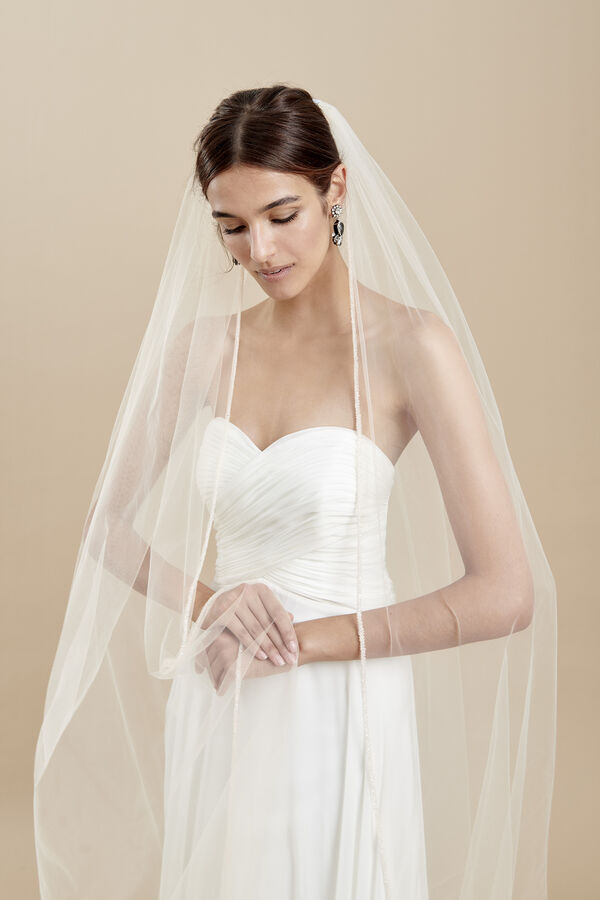 Tulle veil with a thin and radiant embroidered edge embellished with crystals