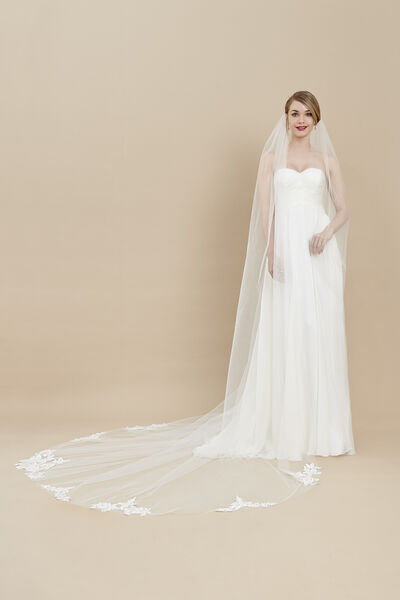 Tulle veil embellished with rebrodè lace motifs - Bridal