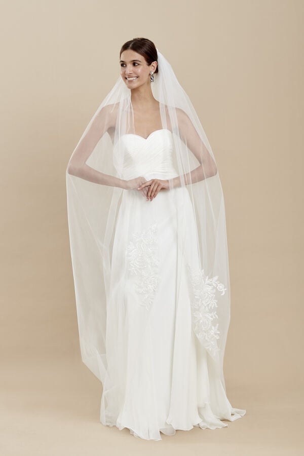 Tulle veil with motifs embroidered with enriched thread