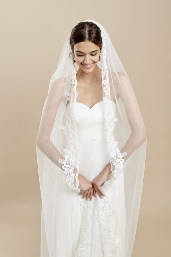 Veil with an embroidered tulle edge