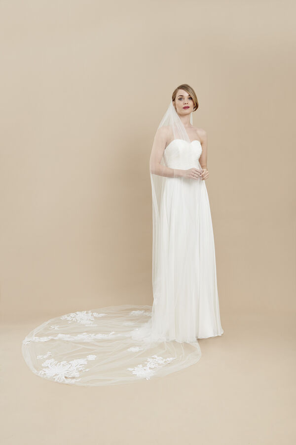 Tulle veil with embroidered motifs