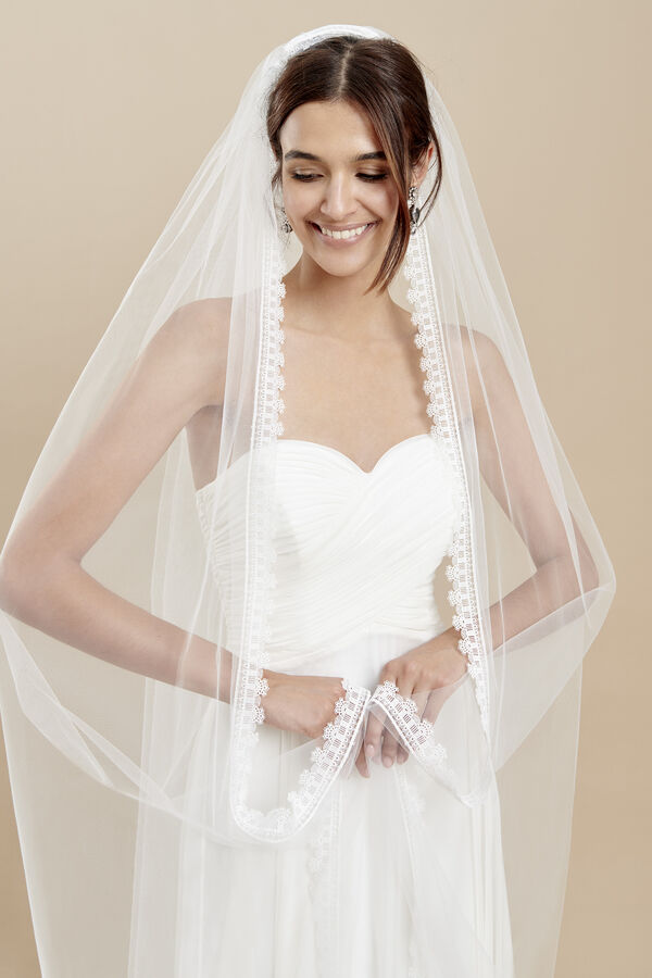 Tulle veil with a macramé lace edge