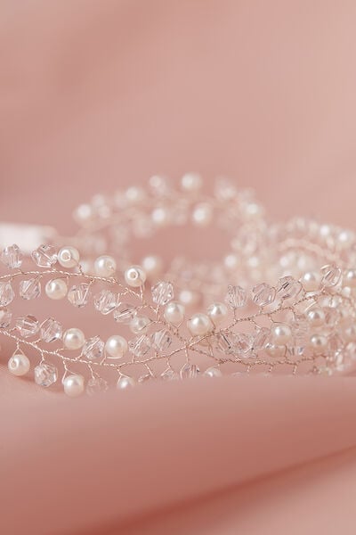 Hair band with pearls