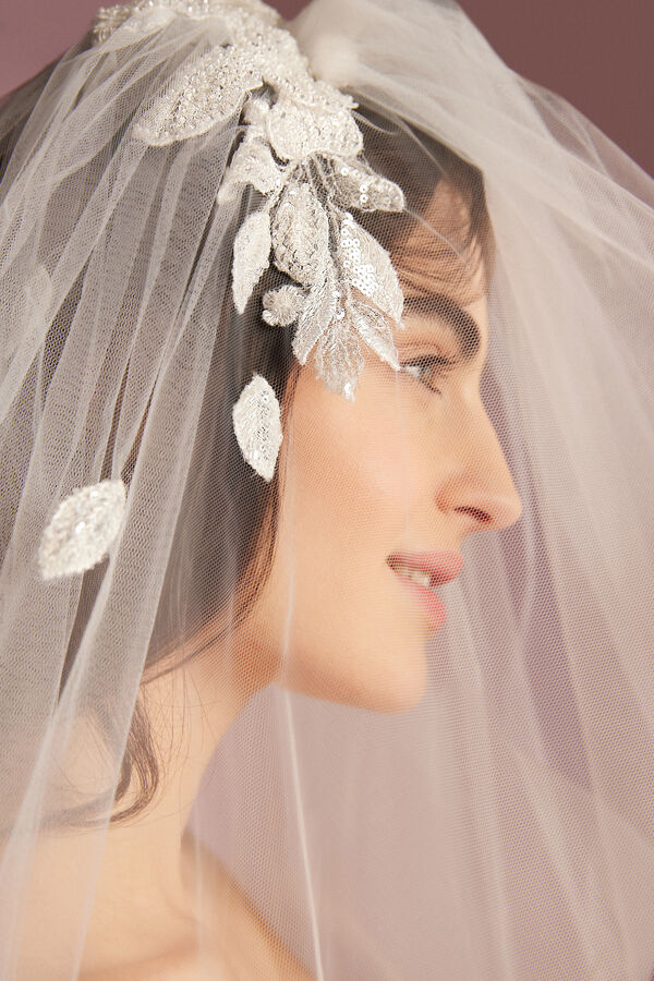 Veil with flower embroided