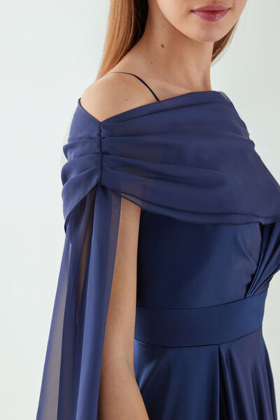 One-shoulder neckline