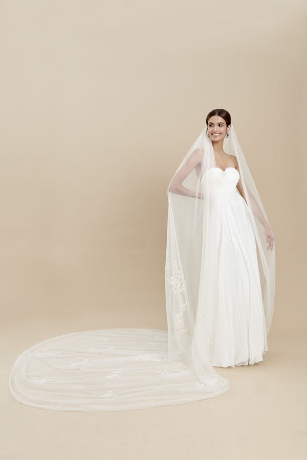 Tulle veil with embroidered tulle motifs