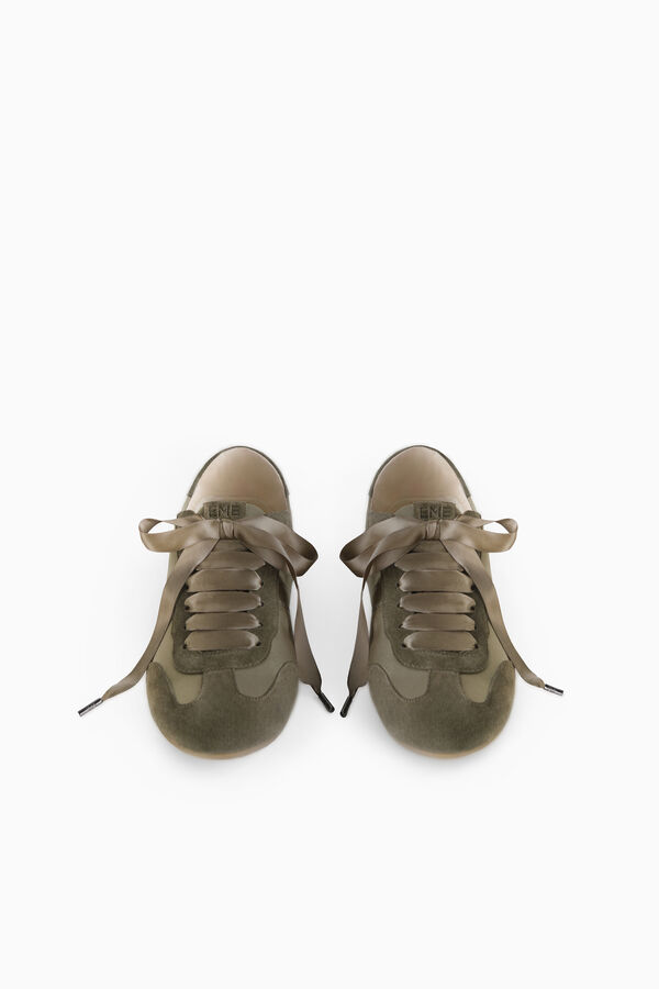 Satin- und Wildledersneaker