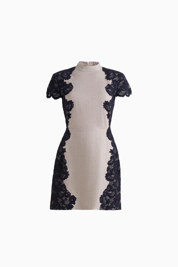 Vestido curto com aplica&ccedil;&otilde;es de renda
