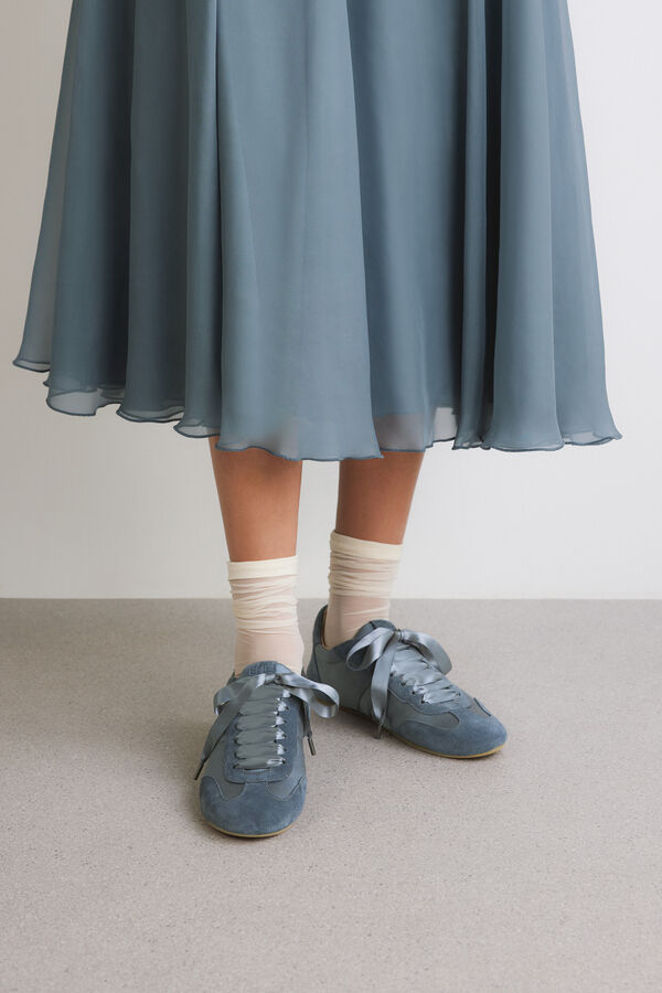 Baskets en satin et daim