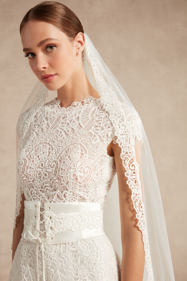 Tulle veil with a macramé lace edge