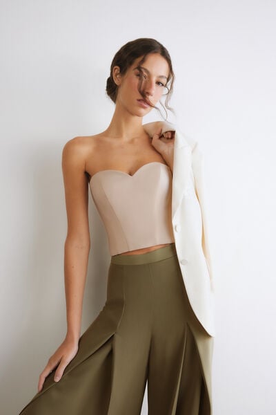 Sweetheart-neckline bodice