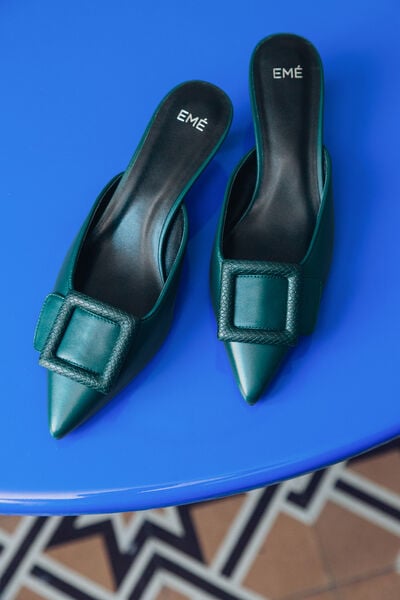 Mule in pelle con fibbia