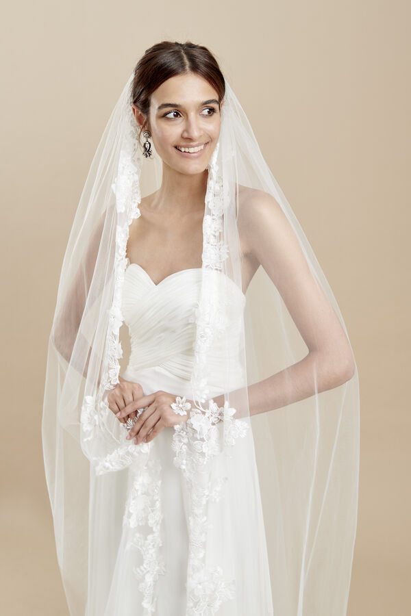 Tulle veil with embroidery detail and three-dimensional flowers