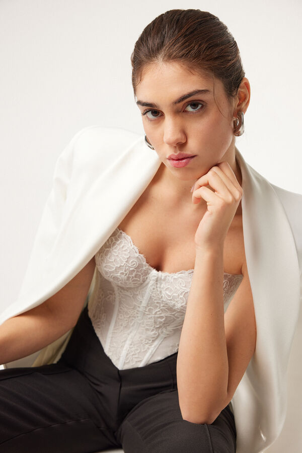 Corpi&ntilde;o de encaje rebrod&eacute;