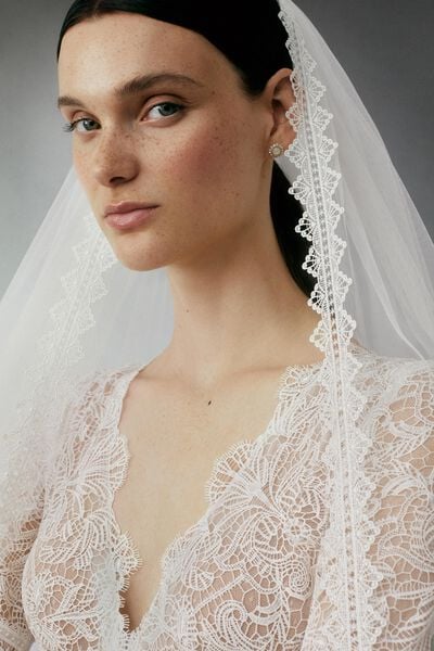 Veil with lace trim