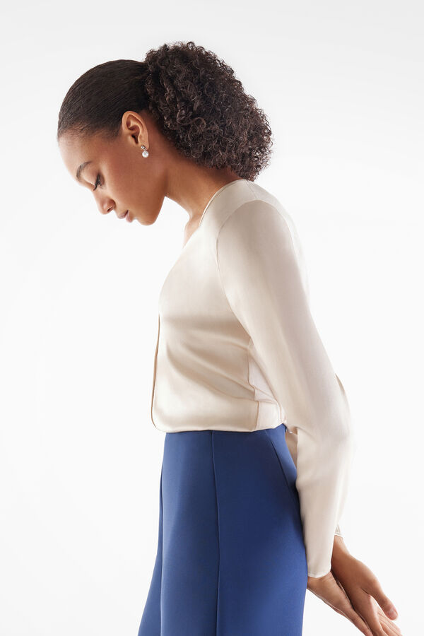 Blusa in raso di seta con scollo a V