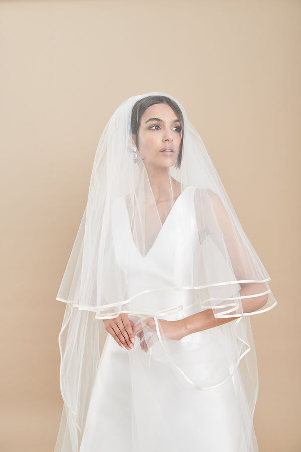 Tüllschleier mit Rüschen und dezenter Bordüre aus Duchesse-Seide