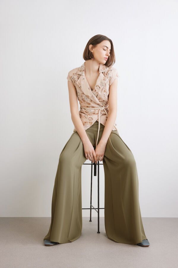 Giacca smanicata ricamata