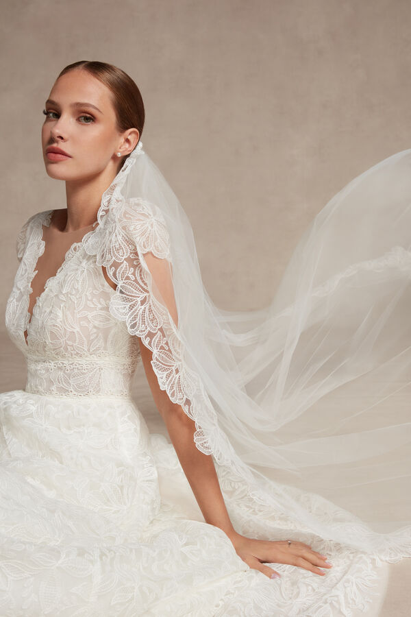 Tulle veil with an embroidered tulle edge