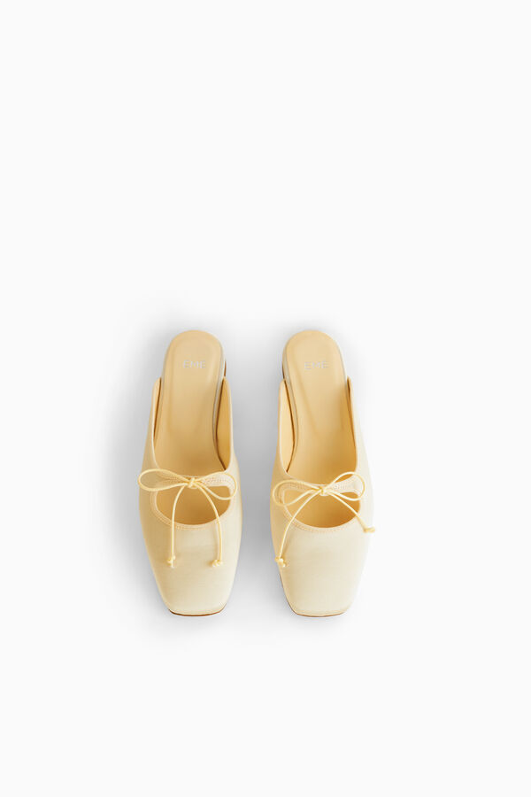 Mules de sat&eacute;n