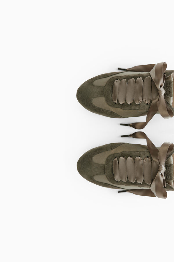 Satin- und Wildledersneaker