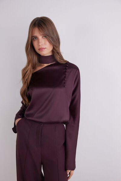 Blusa amb espatlla descoberta i coll alt