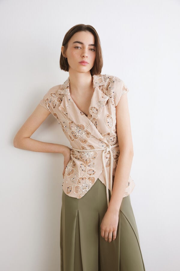 Giacca smanicata ricamata