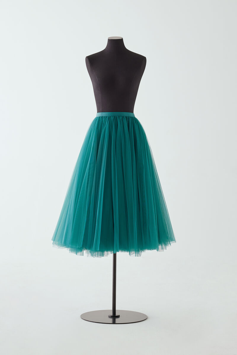 Tovaglia in organza di seta naturale ricamata a mano. (1