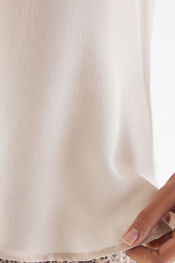 Seiden-T-Shirt mit V-Ausschnitt