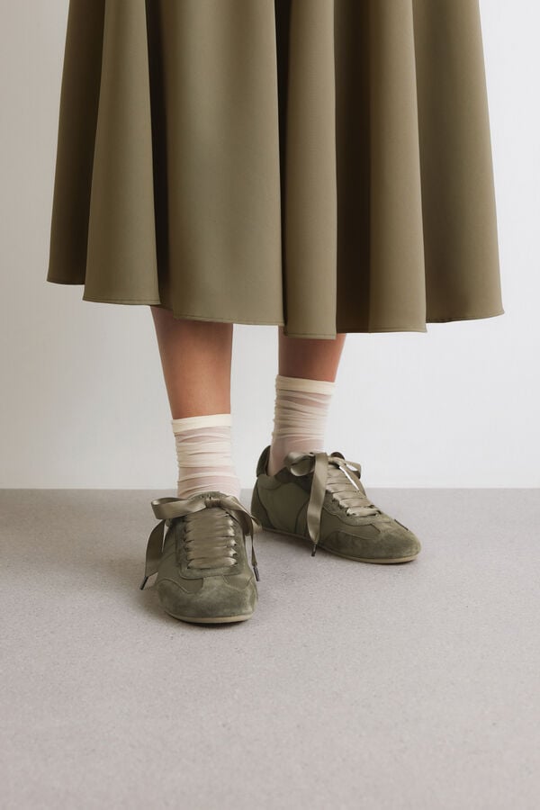 Satin- und Wildledersneaker