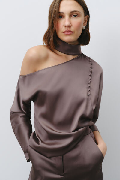 Blouse d&eacute;paul&eacute;e &agrave; col haut