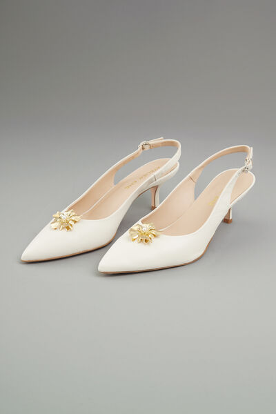 Shoe jewel with flower
