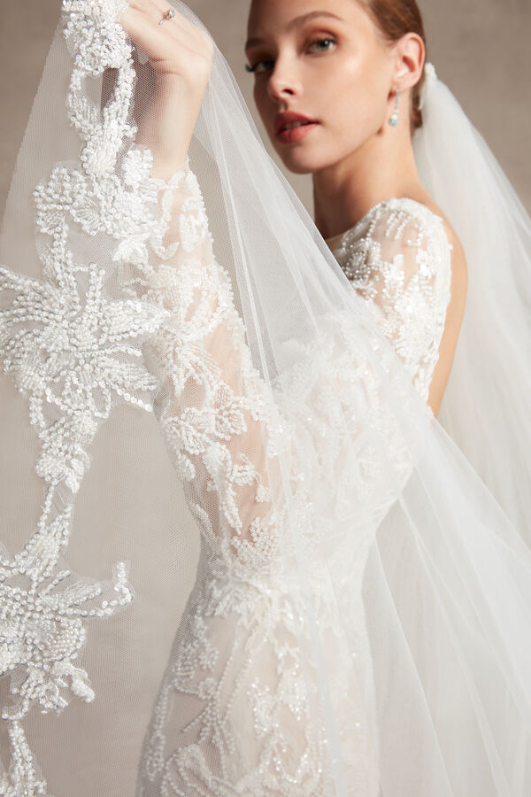 Tulle veil with lace edging