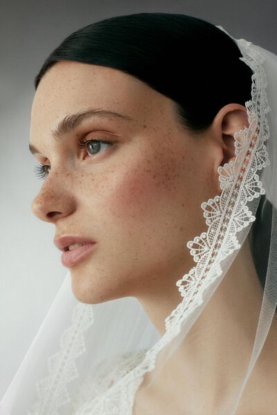 Veil with lace trim