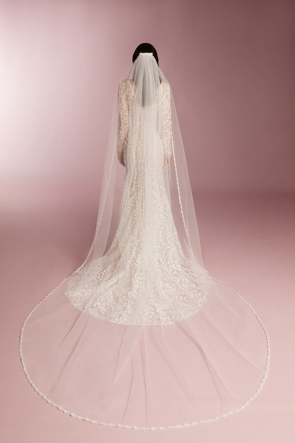 Veil with flower embroidery