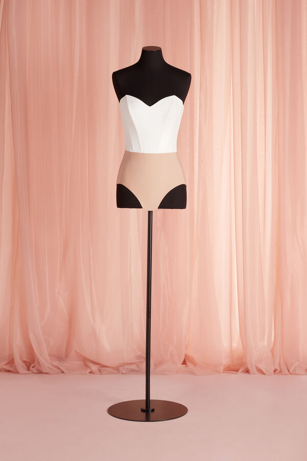 Body with hearth neckline