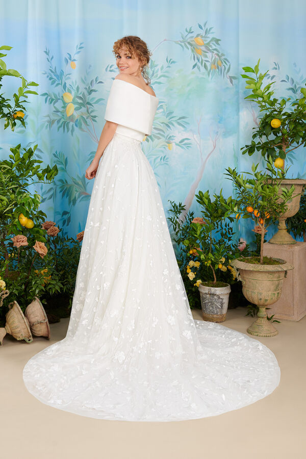 Humeral shrug with important collar in shiny satin