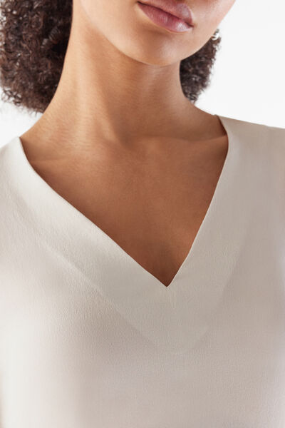 T-shirt con scollo a V in seta