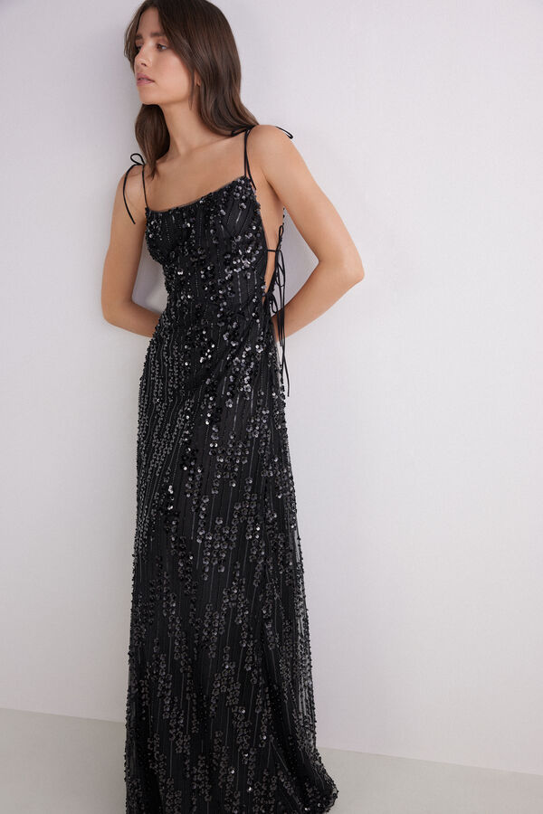 Langes Kleid mit Perlenstickerei