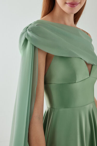 One-shoulder neckline